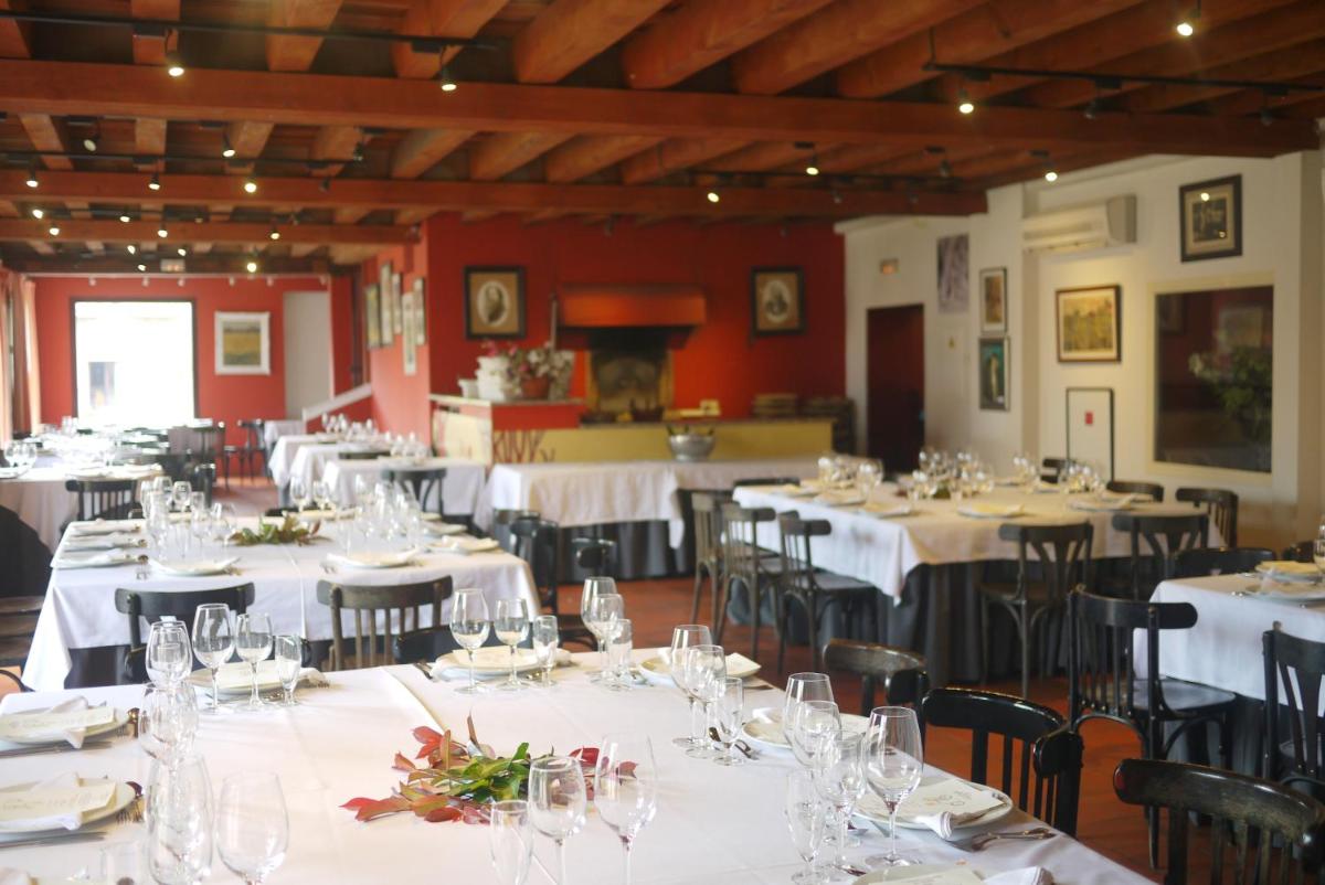 Un restaurante o sitio para comer en Hotel El Rancho