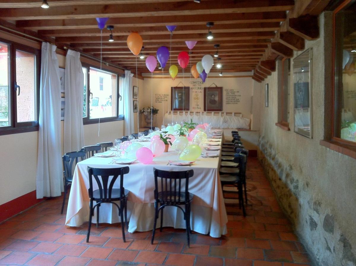 Un restaurante o sitio para comer en Hotel El Rancho