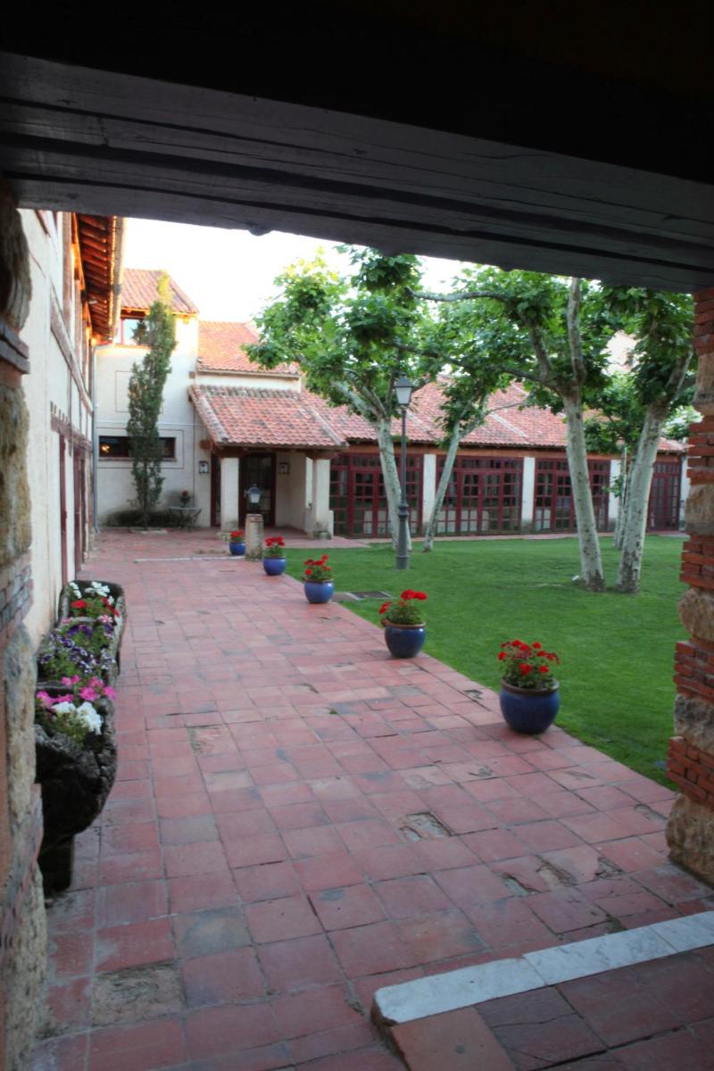 Jardín al aire libre en Hotel El Rancho