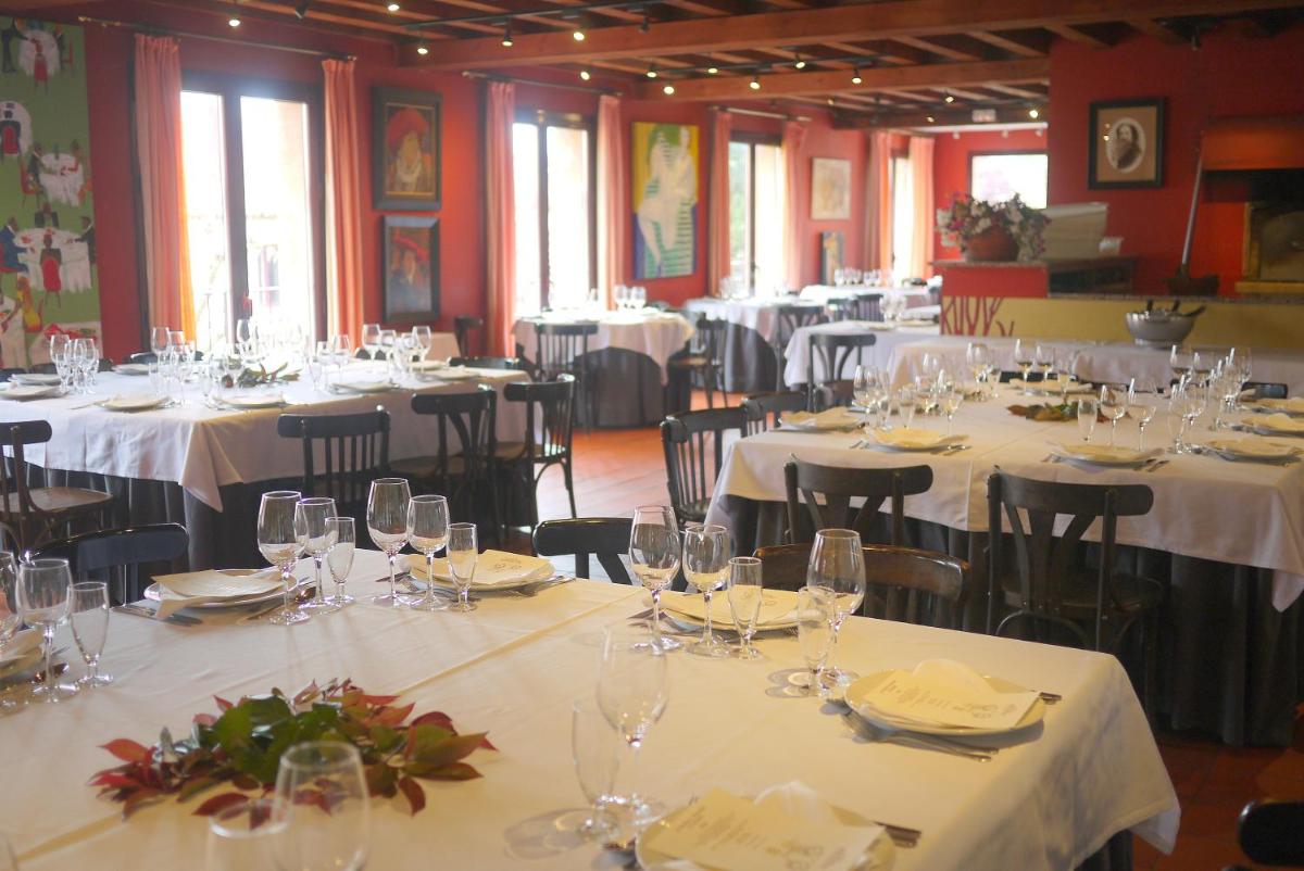 Un restaurante o sitio para comer en Hotel El Rancho