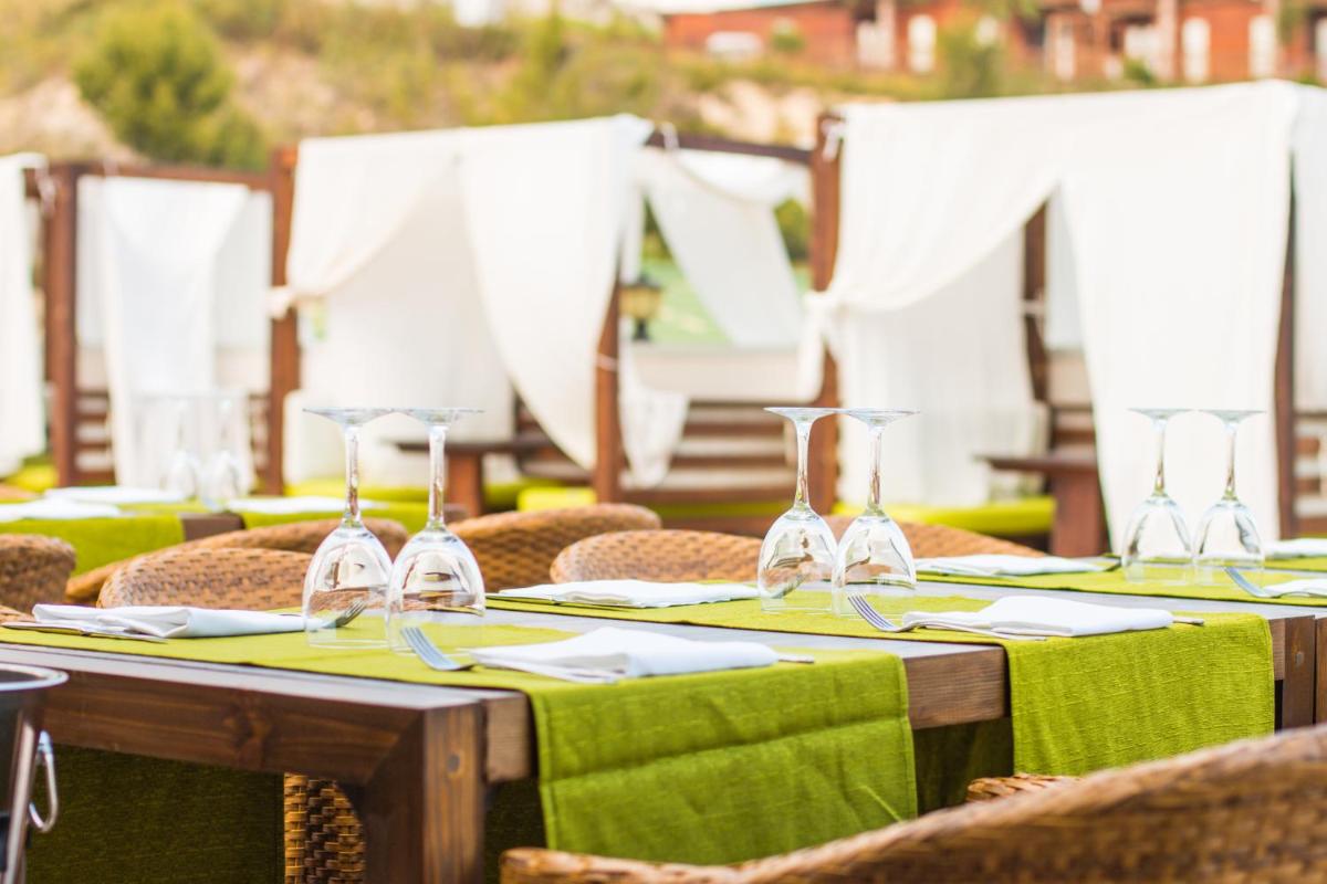 Un restaurante o sitio para comer en Magic Natura Resort