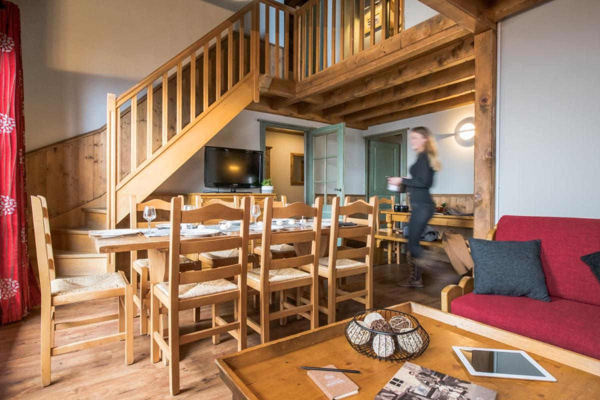 Coin salon dans l'établissement Résidences Village Montana by Les Etincelles