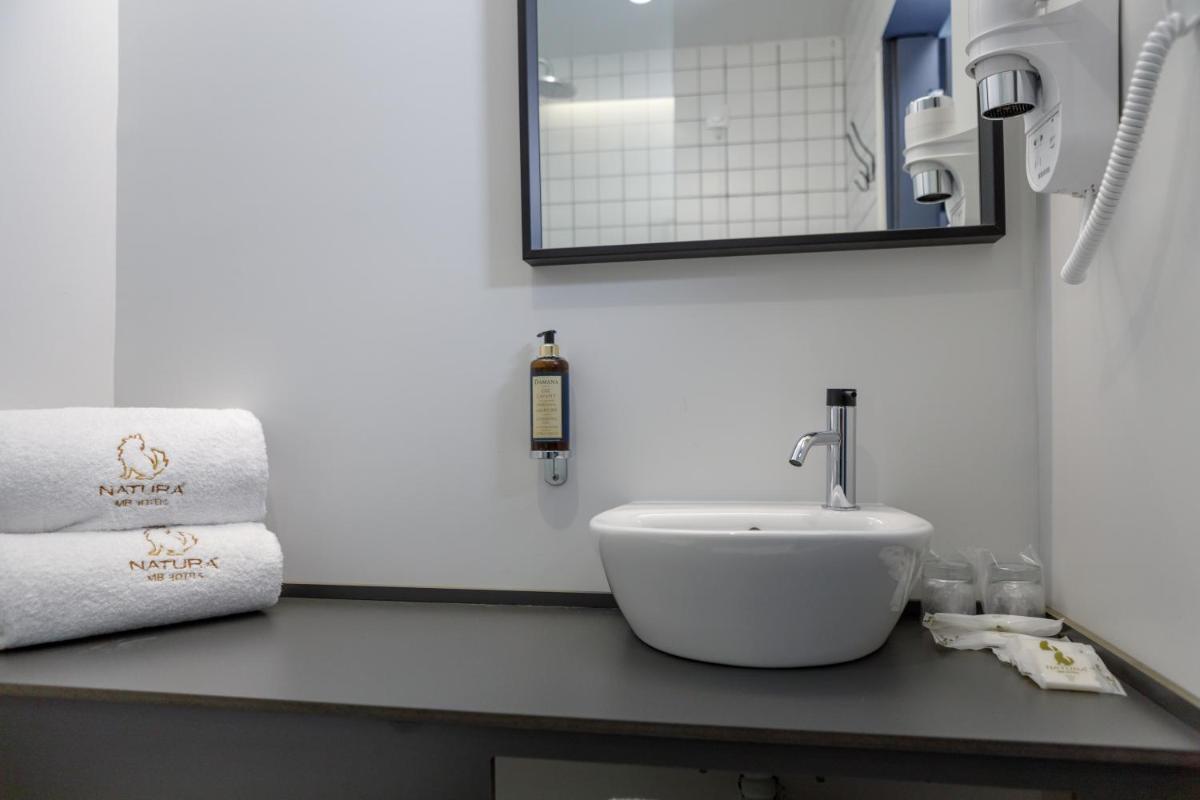Uma casa de banho em Sport Hotel Gym + SPA