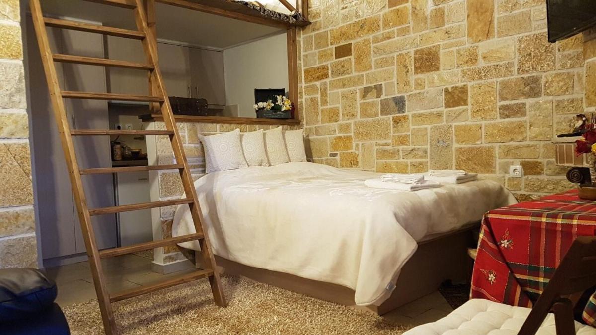 Anastazia's Little House - Housity