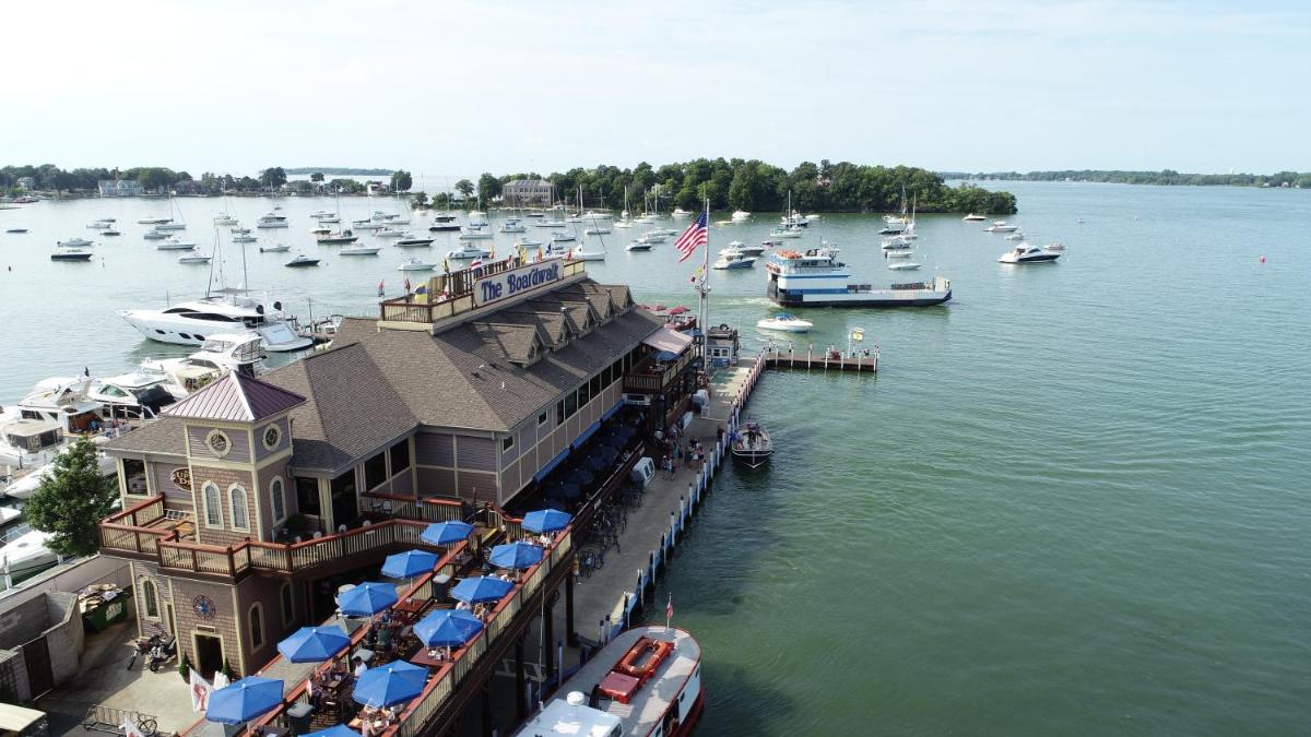 Island Club #11 - Housity