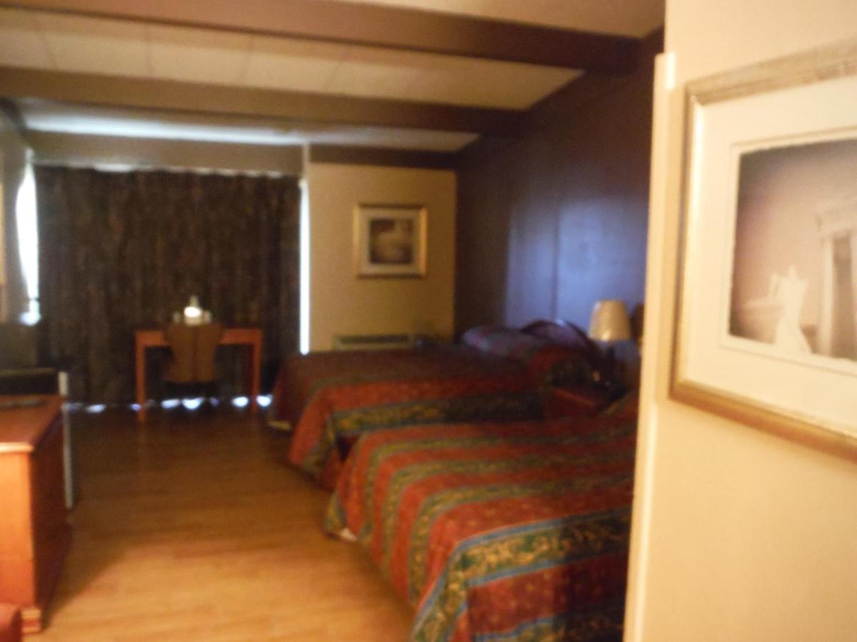 Budgetel Inn & Suites Hotel - Housity