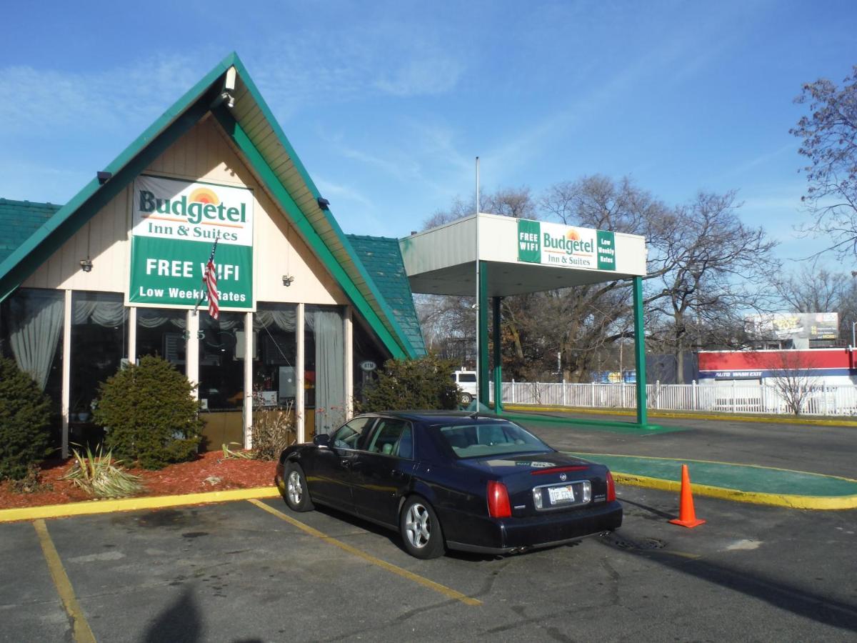 Budgetel Inn & Suites Hotel - Housity