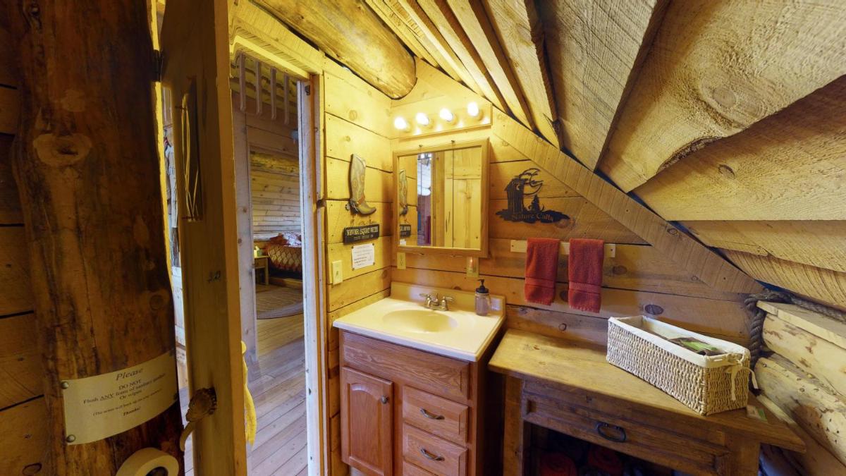 Canyon View Family Cabin, Deck, TV Room, Games, BBQ, Campfire - Housity