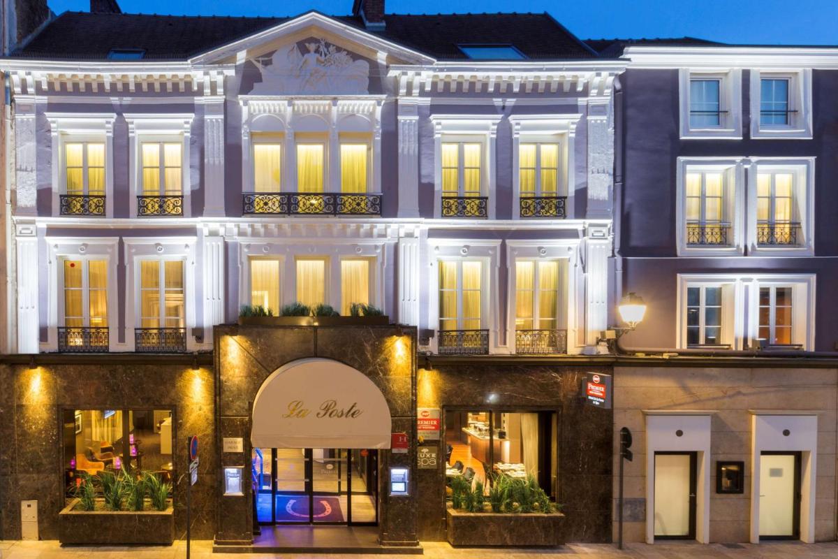 une façade de bâtiment avec des lumières dans l'établissement Best Western Premier de La Poste & Spa, à Troyes