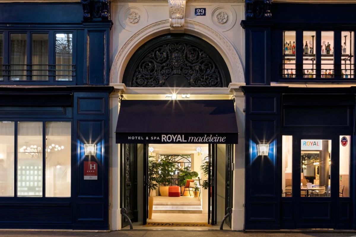 une façade de magasin avec une enseigne pour Royal Melbourne dans l'établissement Royal Madeleine Hotel & Spa, à Paris