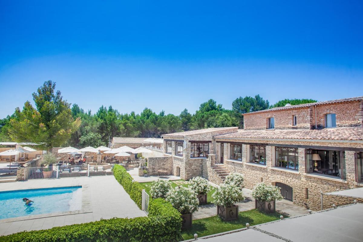 une maison avec piscine et un bâtiment dans l'établissement Le Phébus & Spa – Relais & Châteaux, à Joucas