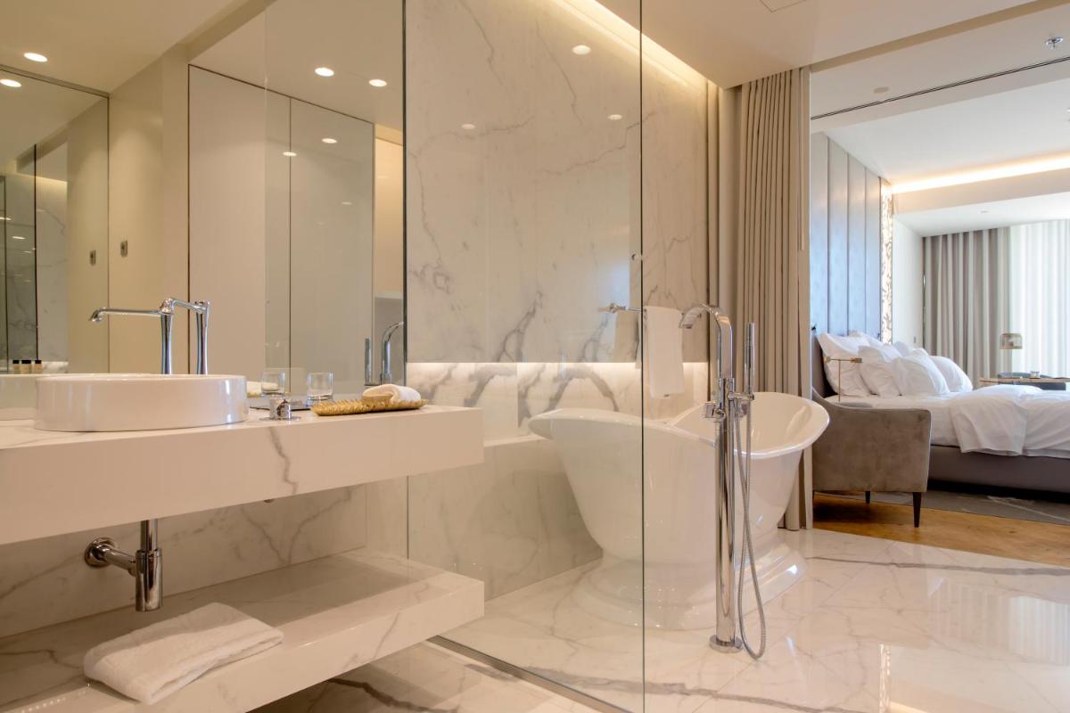 Uma casa de banho em Savoy Palace - The Leading Hotels of the World - Savoy Signature