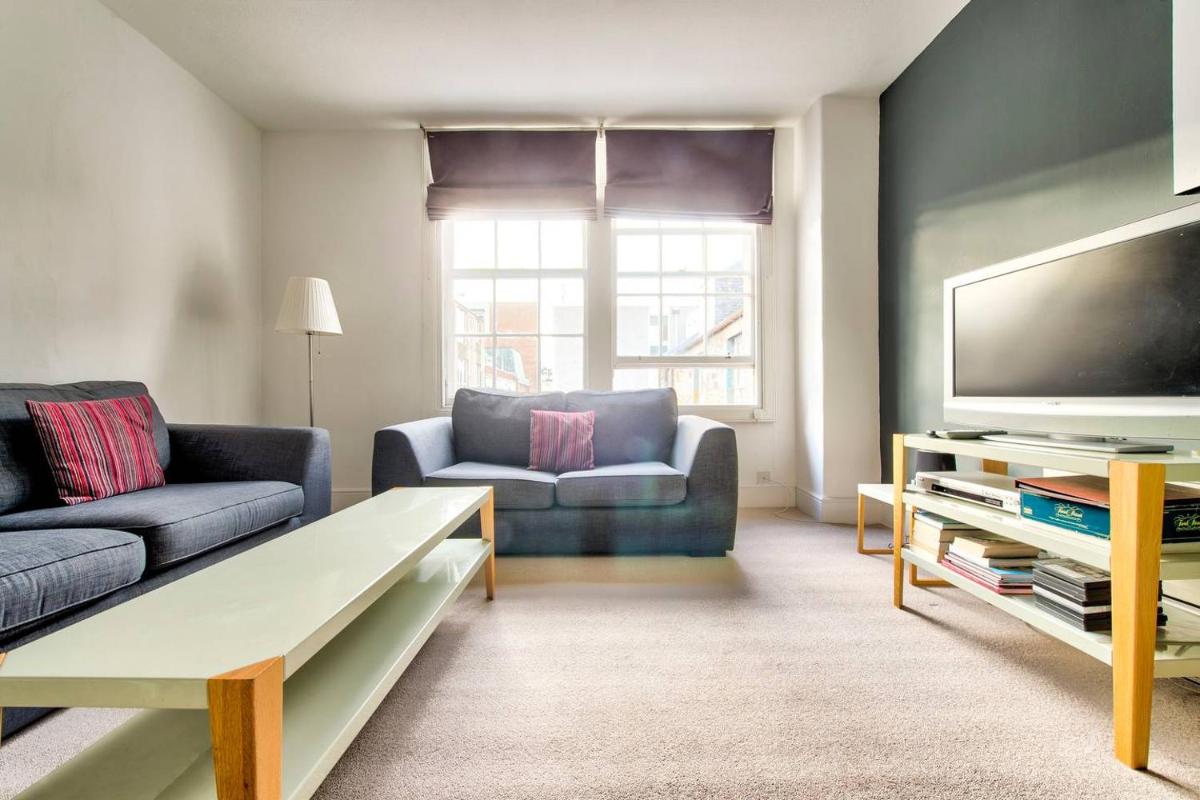 JOIVY Great Location - Lovely Rose St Apt in City Centre - Housity