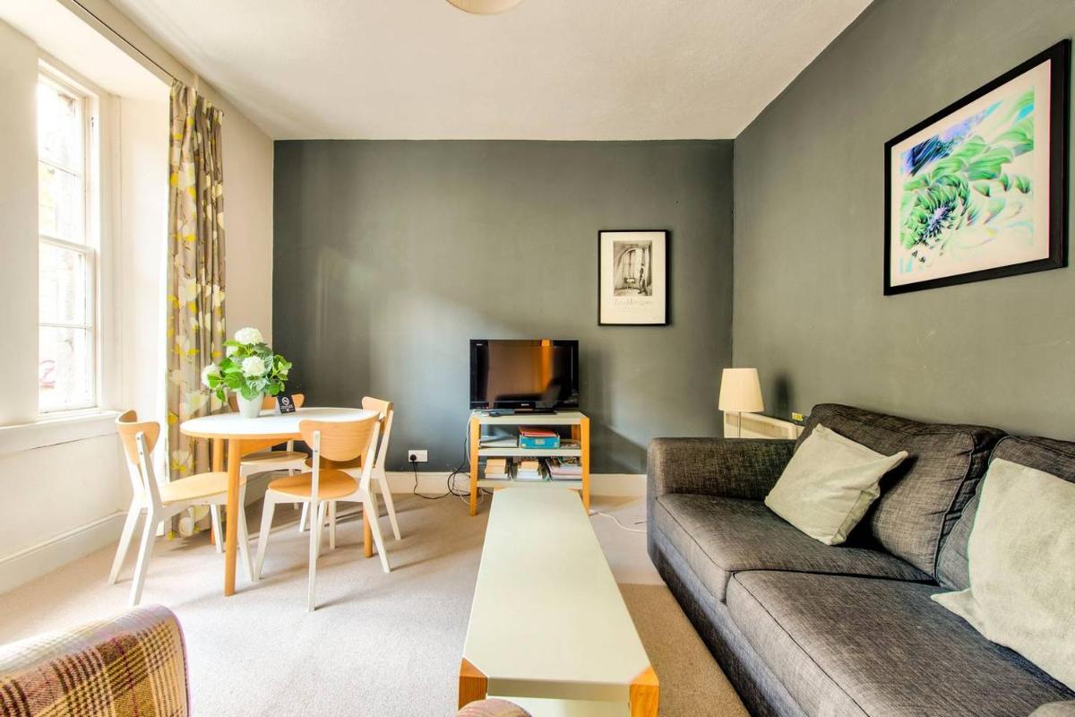 JOIVY Amazing Location! - Lovely Rose St Apt in New Town - Housity