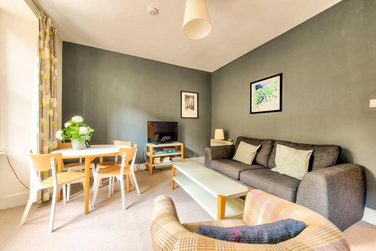 JOIVY Amazing Location! - Lovely Rose St Apt in New Town - Housity