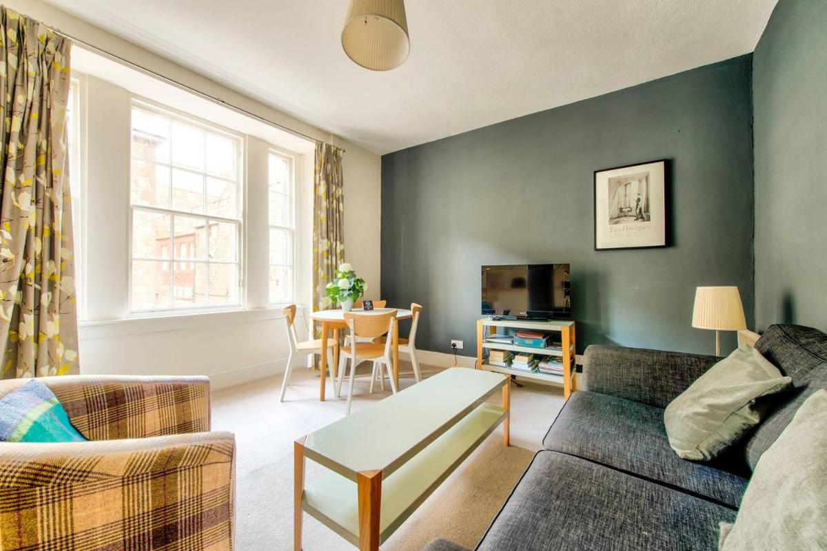 JOIVY Amazing Location! - Lovely Rose St Apt in New Town - Housity