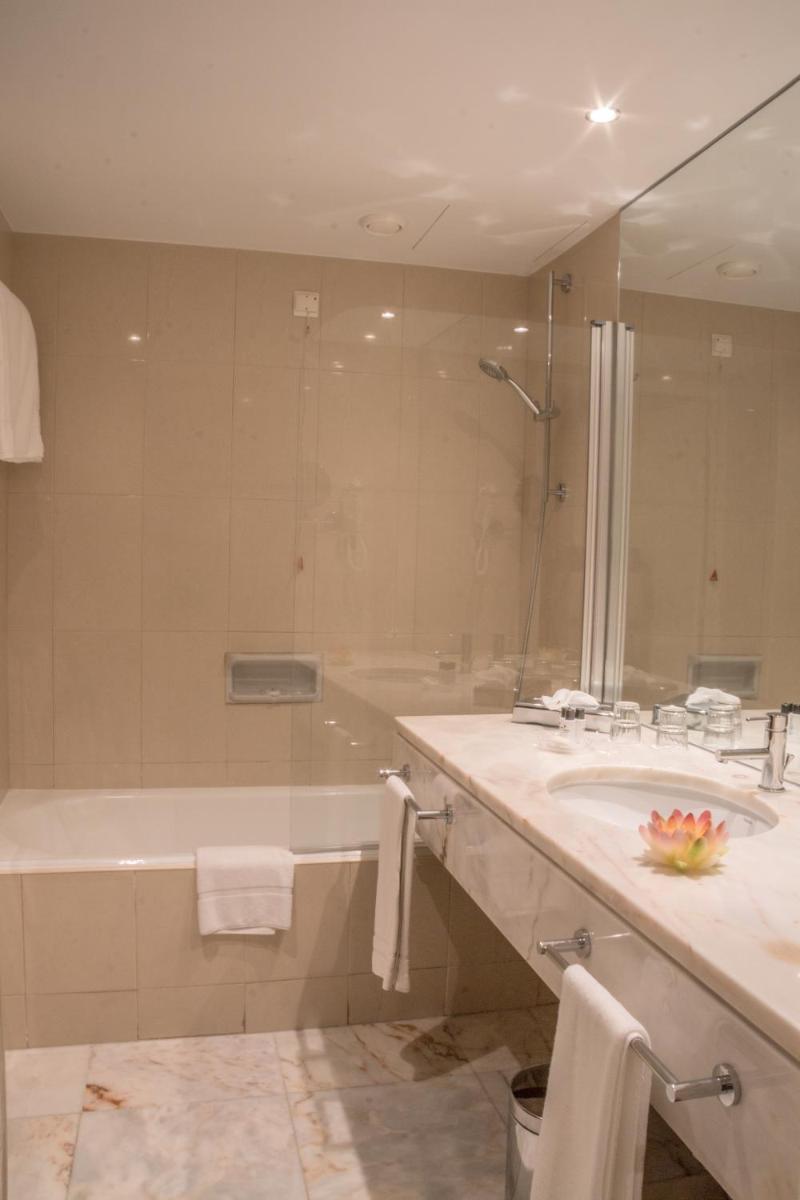 Uma casa de banho em Pestana Madeira Beach Club