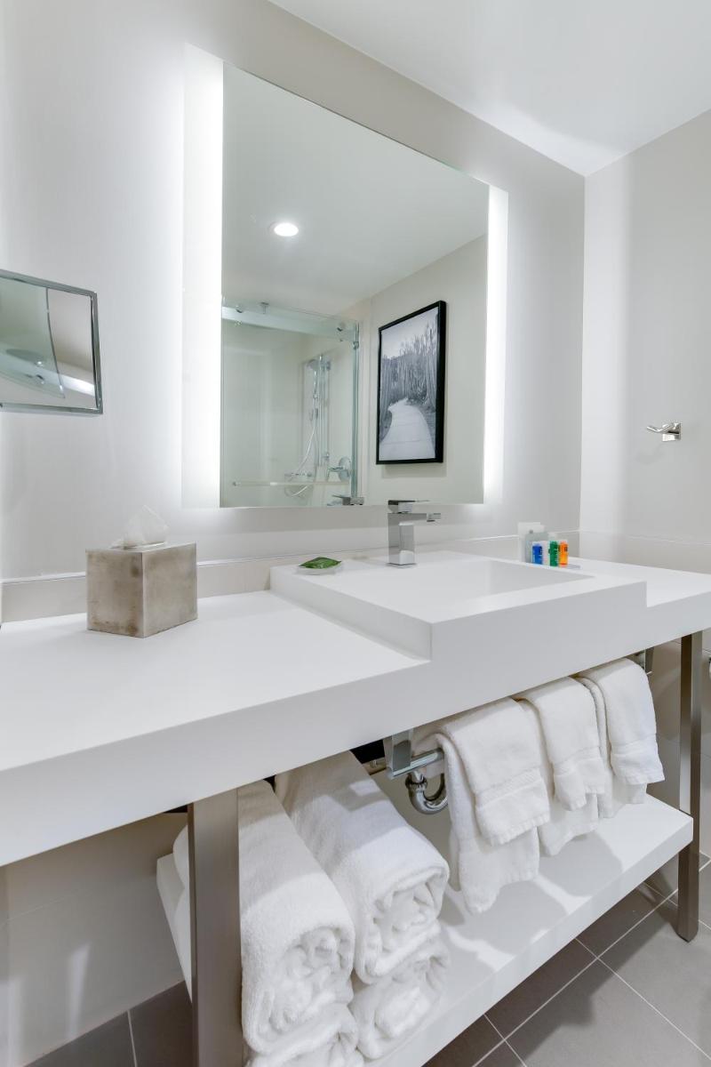 Radisson Hotel Phoenix Airport - Housity