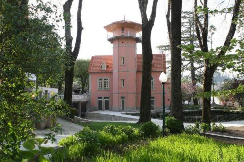 Um jardim no exterior de Palace Hotel & Spa - Termas de Sao Vicente