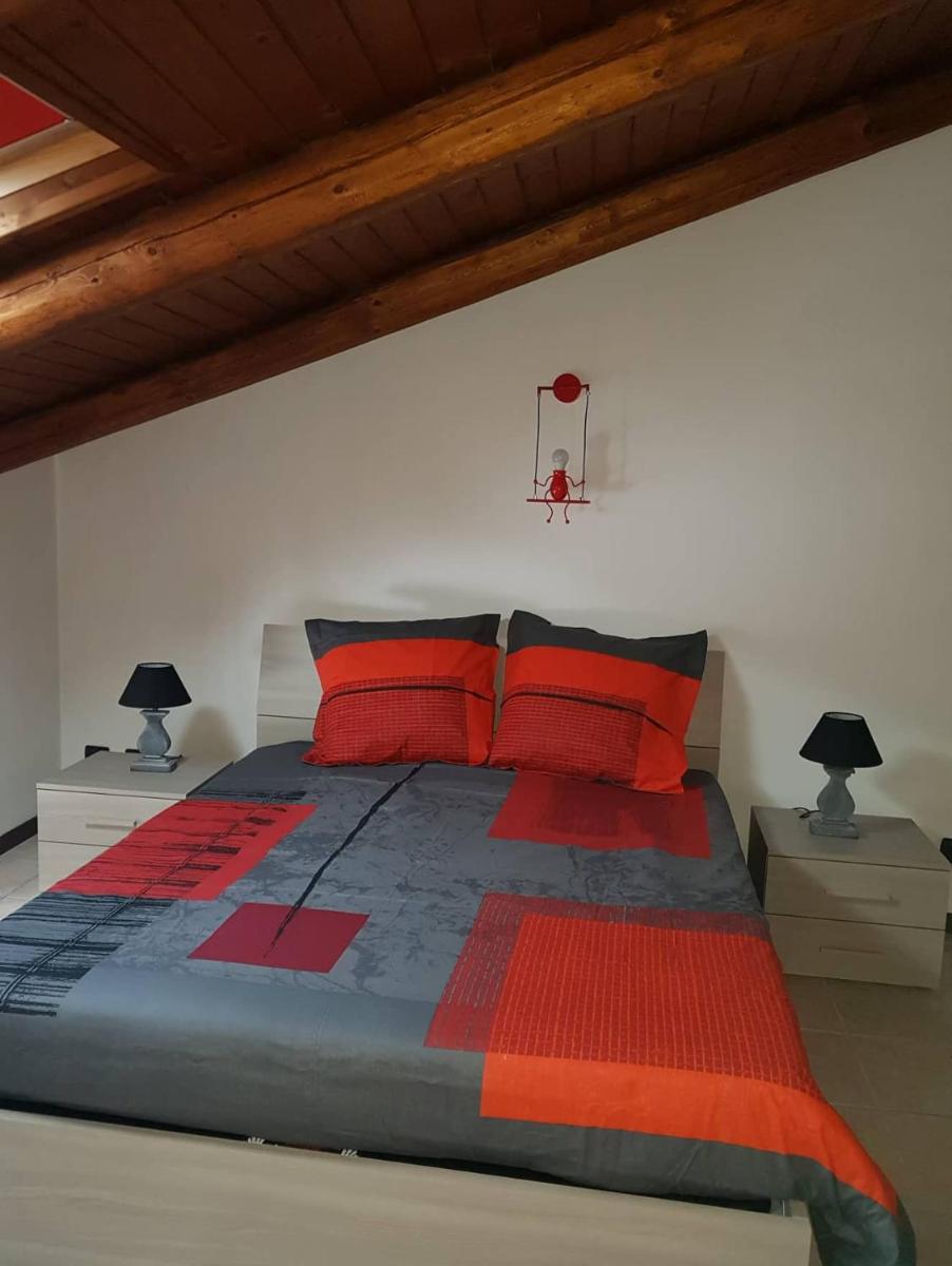Rouge et Noir - Housity