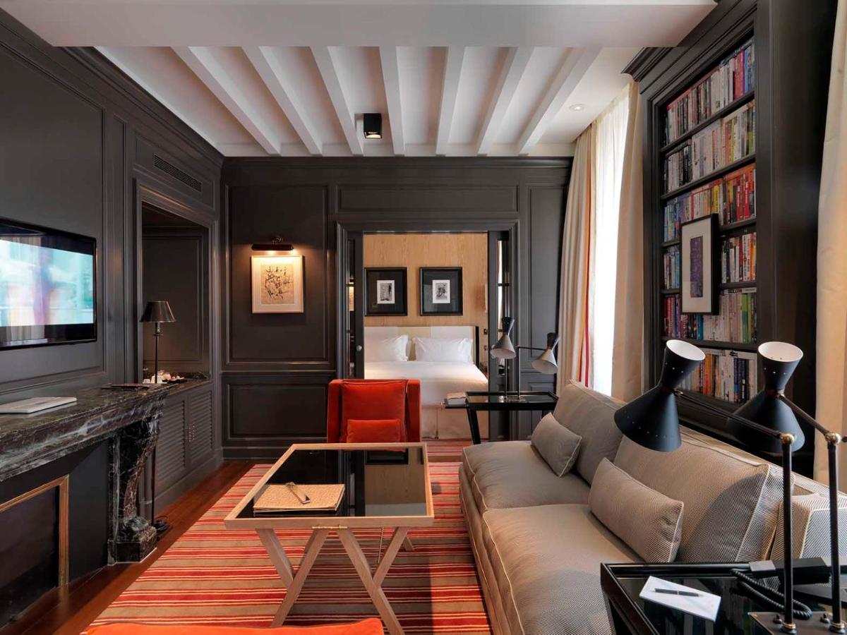 un salon avec un canapé et un lit dans l'établissement MARQUIS Faubourg Saint-Honoré, à Paris