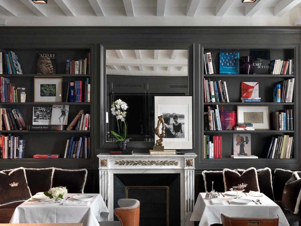 Bibliothèque dans l'hôtel
