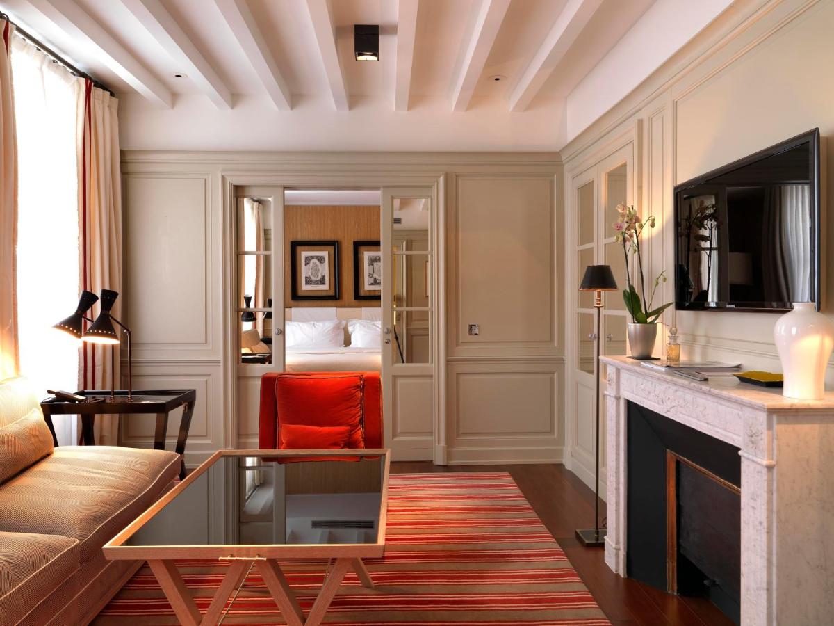 un salon avec un canapé et une cheminée dans l'établissement MARQUIS Faubourg Saint-Honoré, à Paris