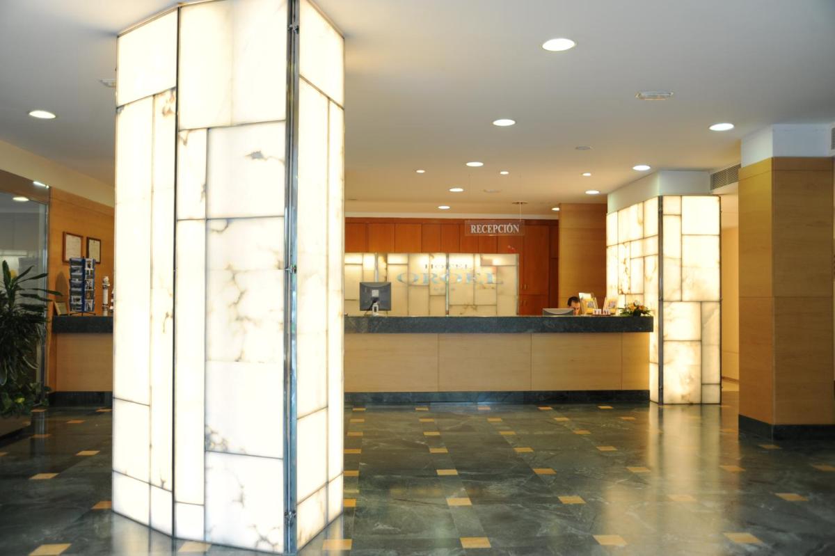 El vestíbulo o zona de recepción de Oroel Hotel & SPA