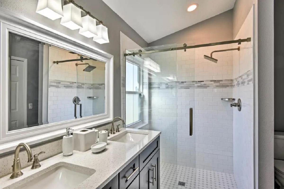 Suitetrails - Mickeys Landing - Luxurious 4BR with 2 Master Suites, Privacy Fenced Pool & Hot Tub BBQ Game RM 2 miles to Disney!