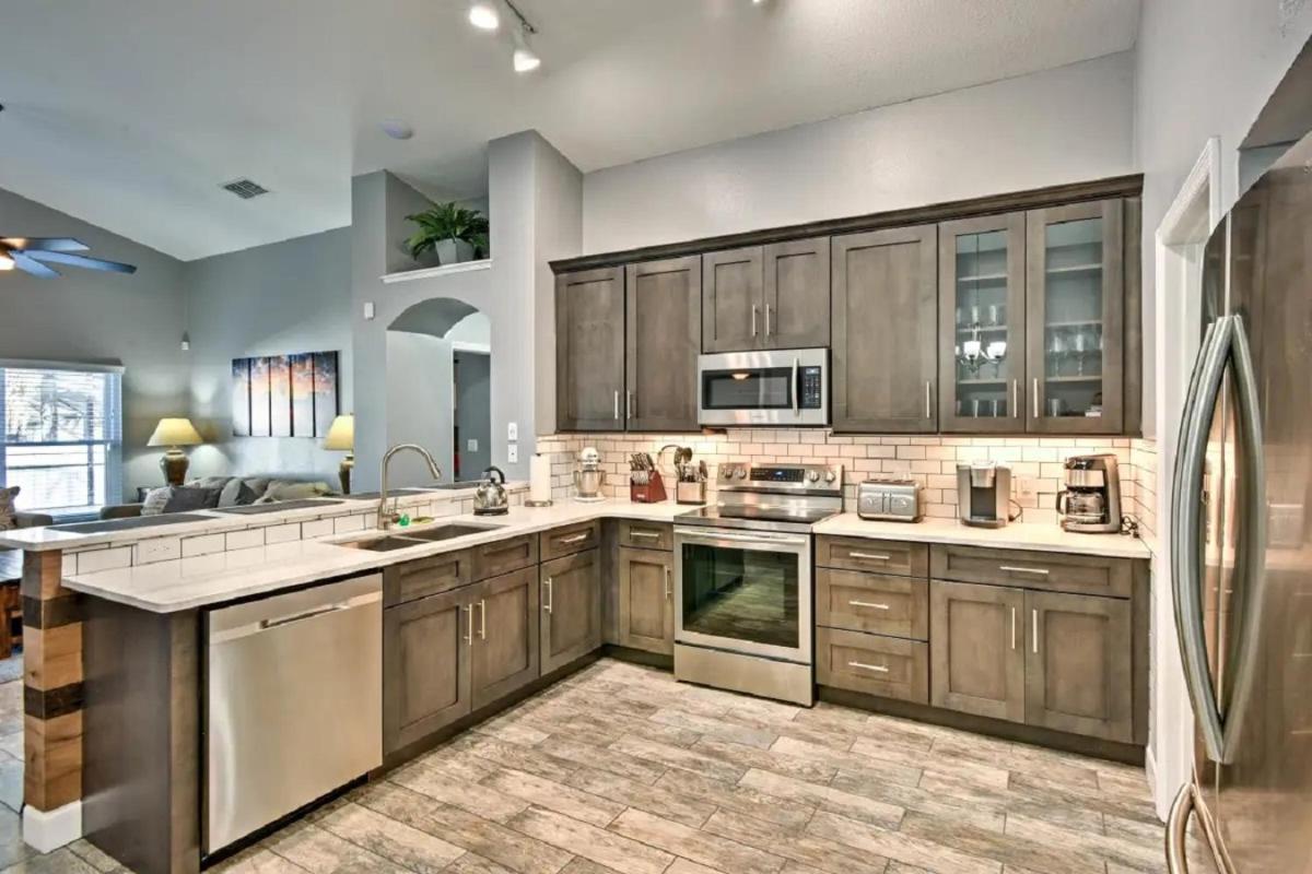 Suitetrails - Mickeys Landing - Luxurious 4BR with 2 Master Suites, Privacy Fenced Pool & Hot Tub BBQ Game RM 2 miles to Disney!
