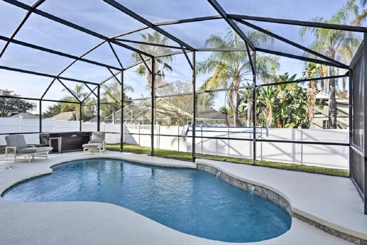 Suitetrails - Mickeys Landing - Luxurious 4BR with 2 Master Suites, Privacy Fenced Pool & Hot Tub BBQ Game RM 2 miles to Disney!