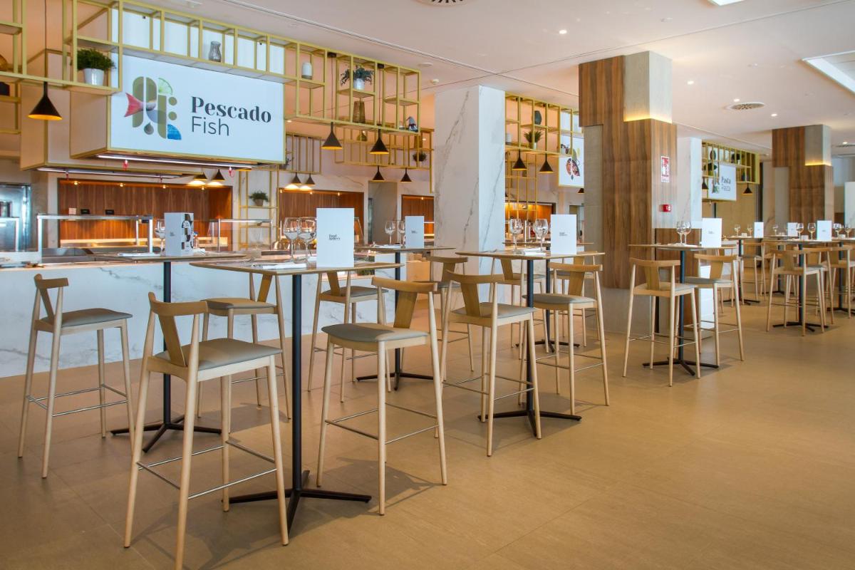 Un restaurante o sitio para comer en SOLYMAR Gran Hotel