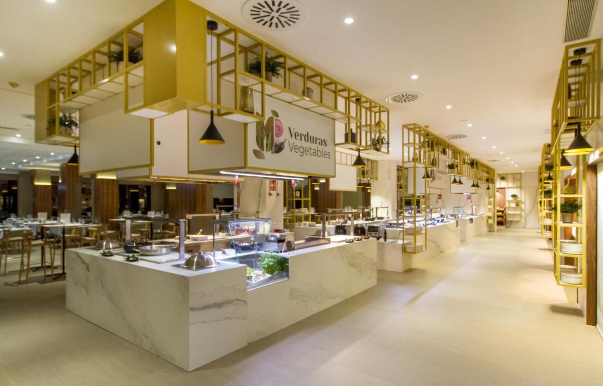 Un restaurante o sitio para comer en SOLYMAR Gran Hotel