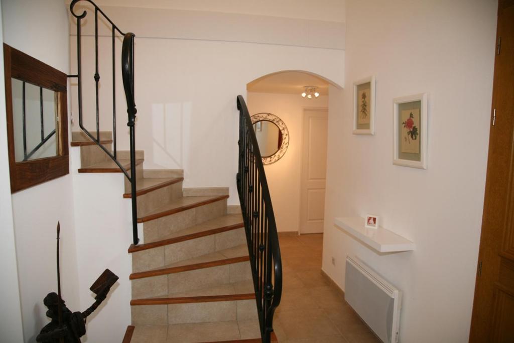 Golf de Pont Royal Villa les Micocouliers climatisée 4 chambres Piscine chauffée Parking - Housity
