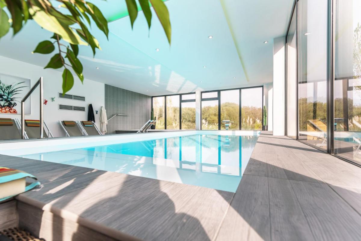 Piscine de l'établissement Carnac Lodge Hotel & Spa ou située à proximité