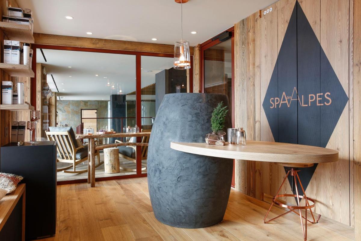 Coin salon dans l'établissement Grandes Rousses Hotel & Spa