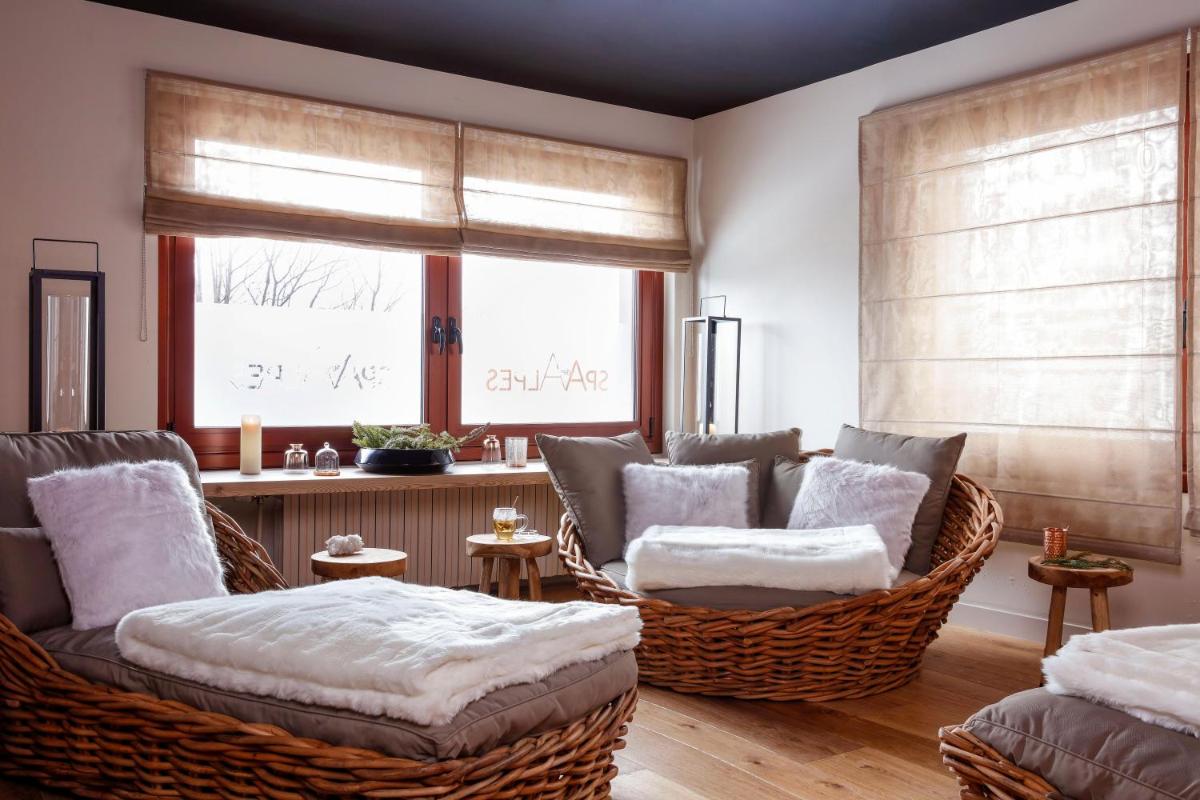 Coin salon dans l'établissement Grandes Rousses Hotel & Spa