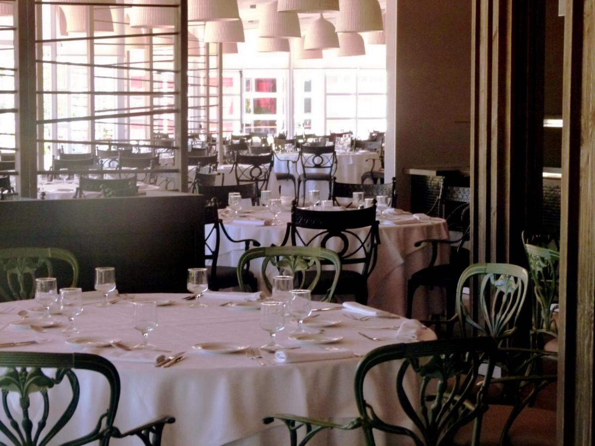Un restaurante o sitio para comer en Beatriz Costa & Spa