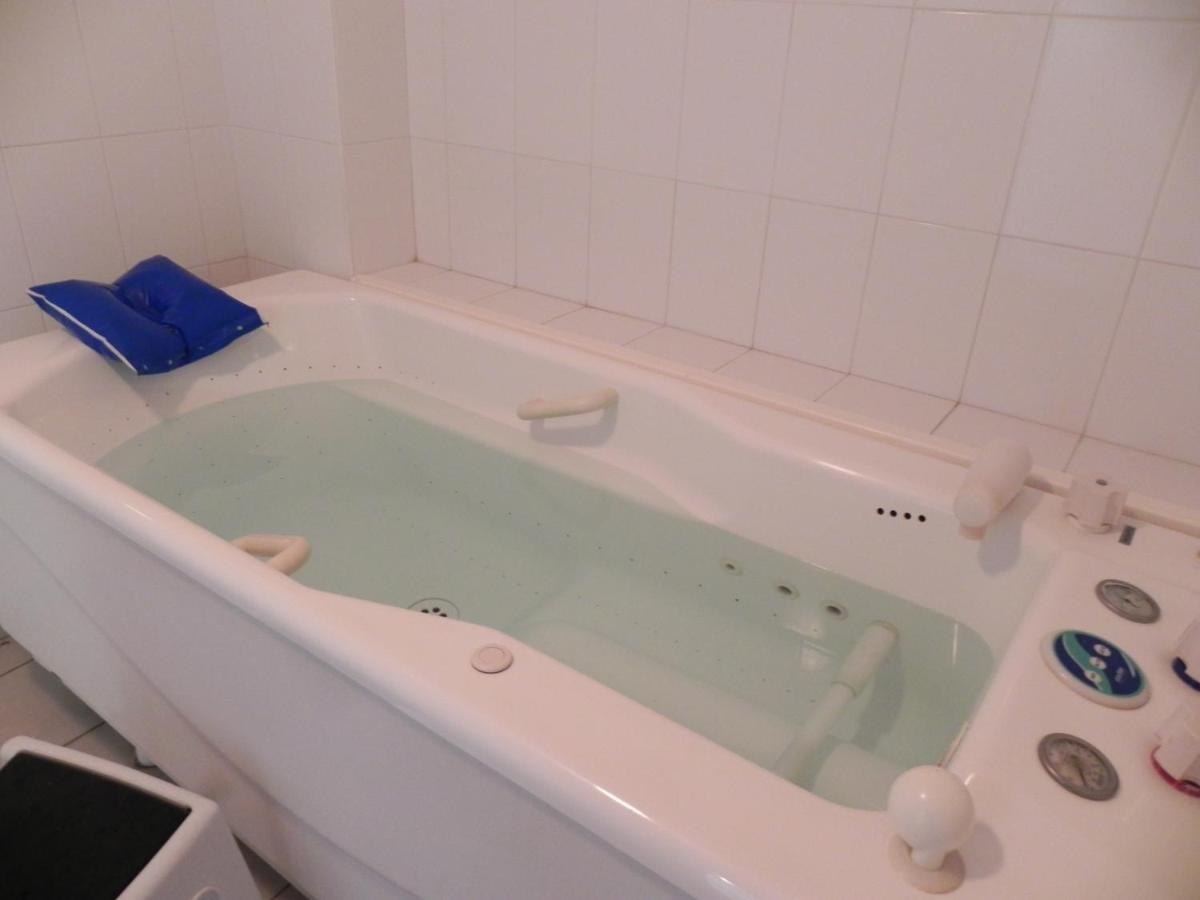 Salle de bains dans l'établissement ibis Sète Balaruc les Bains Bien-être et Spa