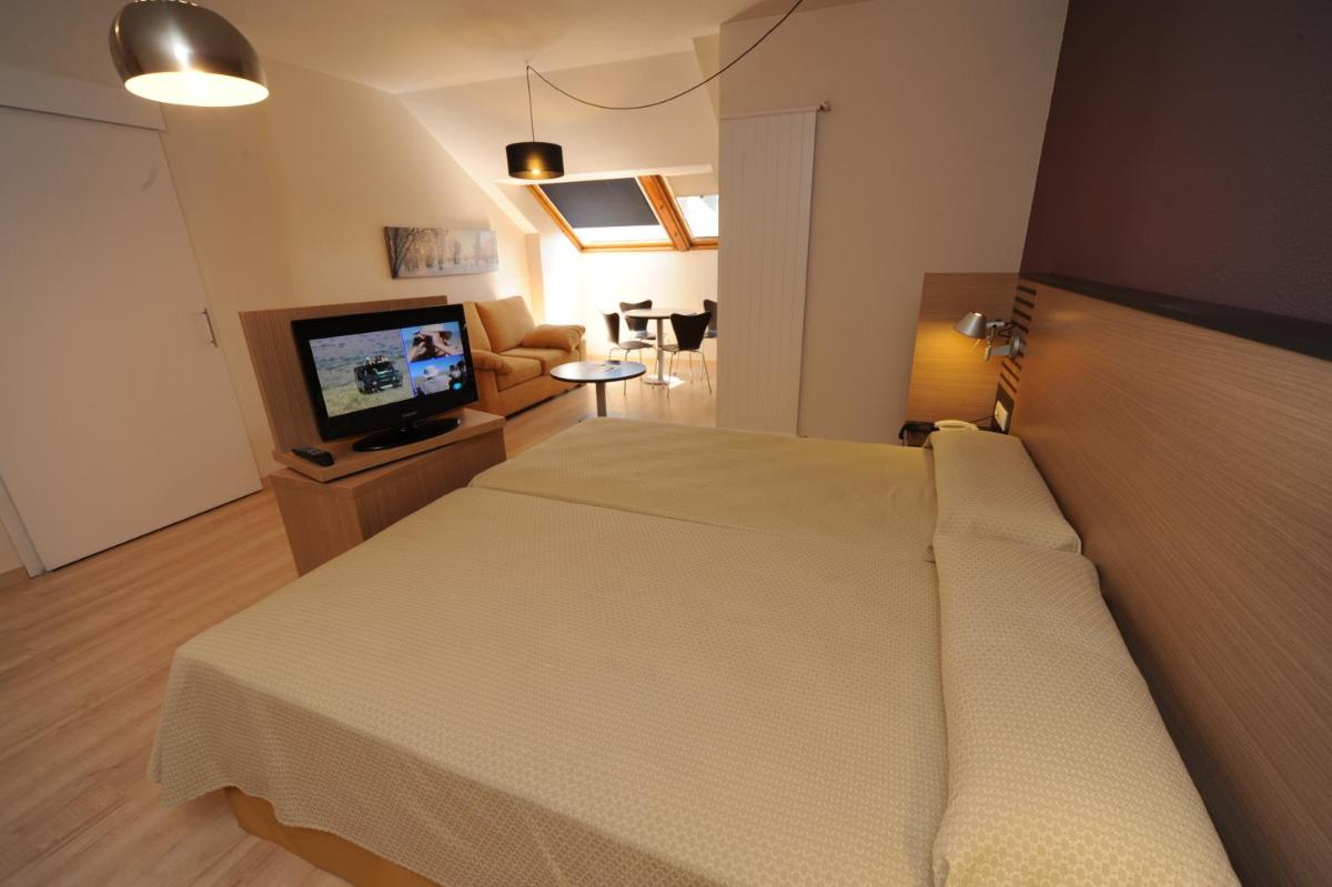 Cama o camas de una habitación en Oroel Hotel & SPA