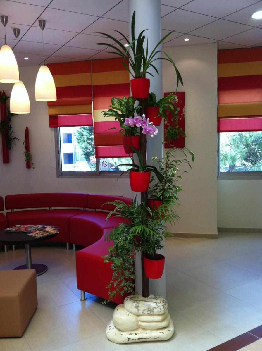Coin salon dans l'établissement ibis Sète Balaruc les Bains Bien-être et Spa