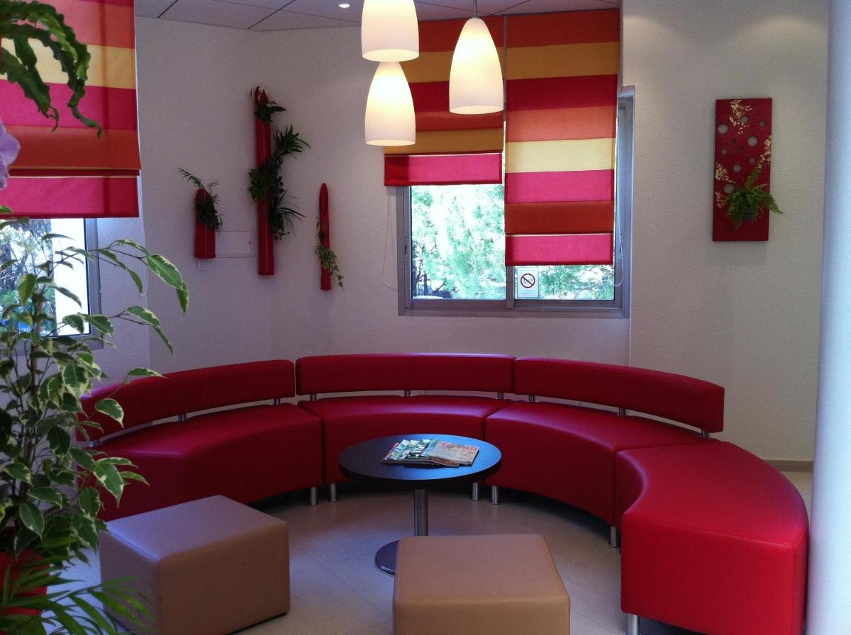 Coin salon dans l'établissement ibis Sète Balaruc les Bains Bien-être et Spa