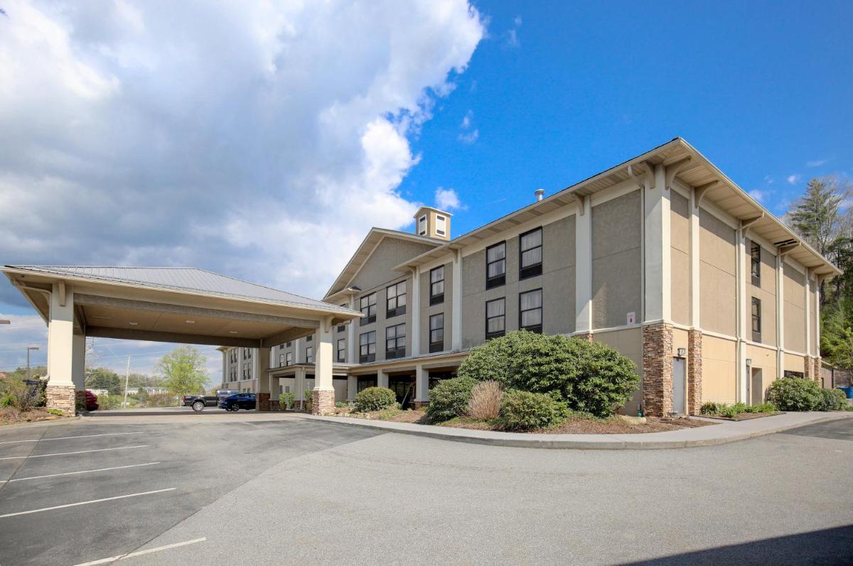 Quality Inn & Suites Boone - University Area - Housity