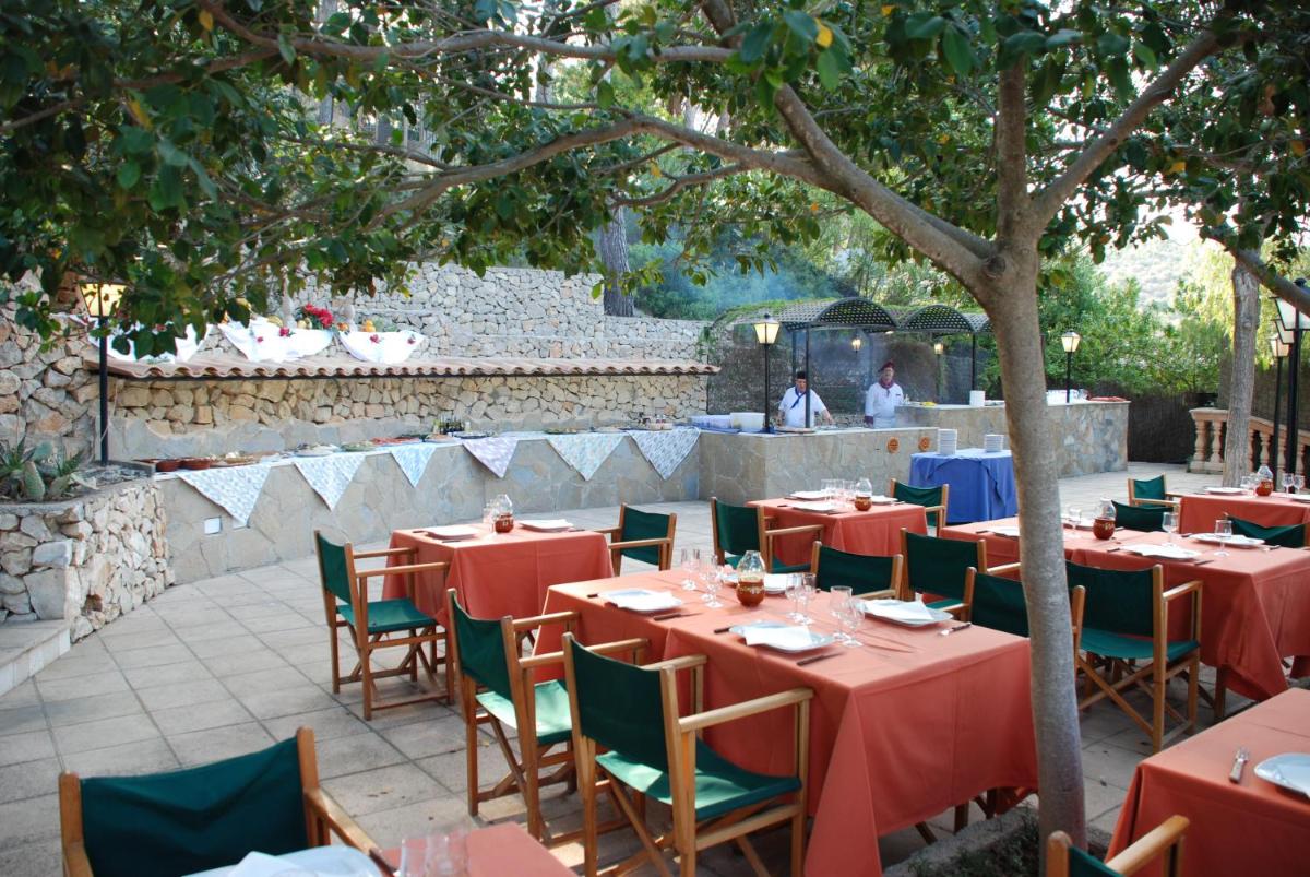 Un restaurante o sitio para comer en Hotel Petit Cala Fornells