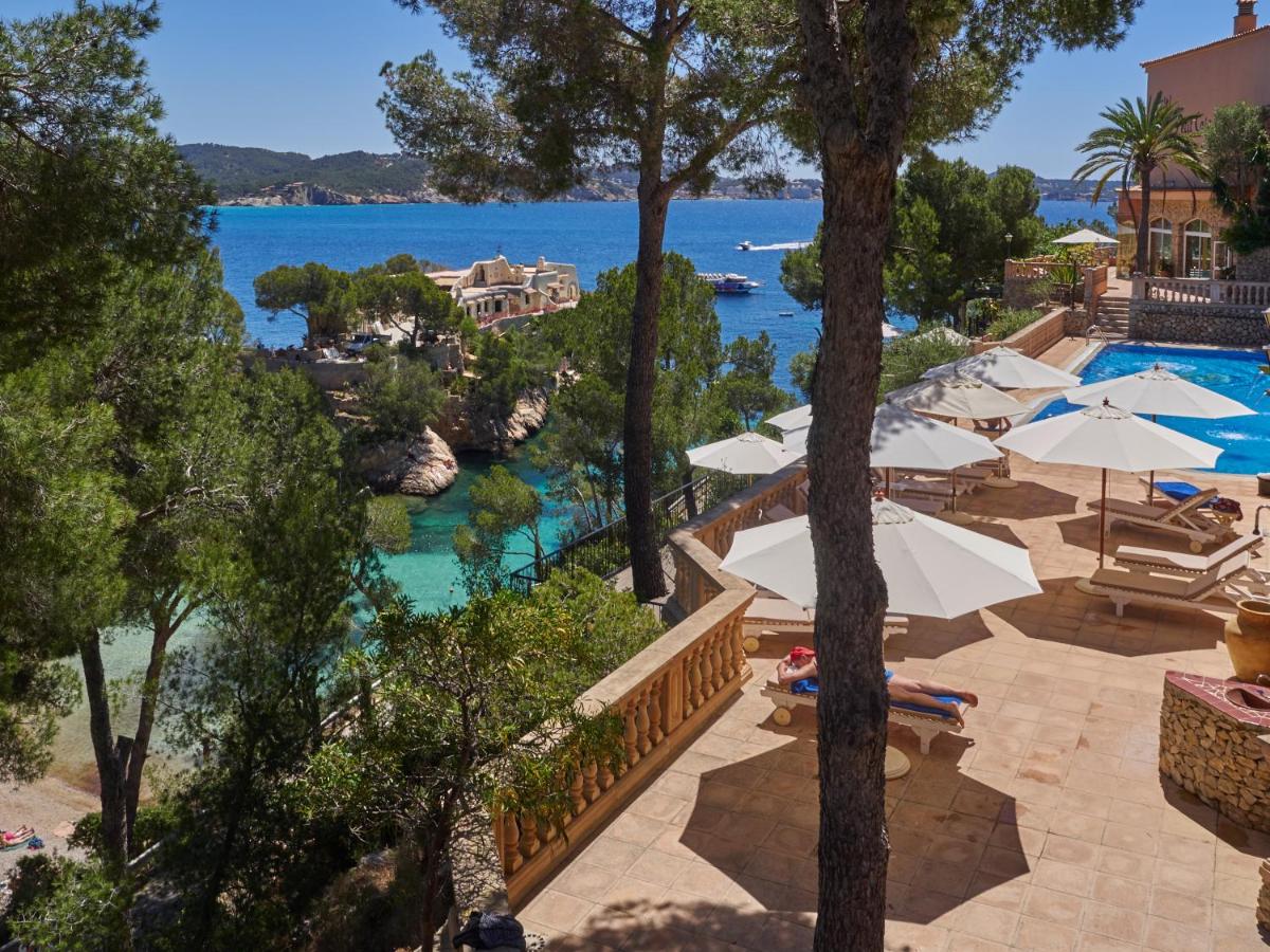 - Vistas a la piscina de un complejo con sombrillas en Hotel Petit Cala Fornells, en Paguera