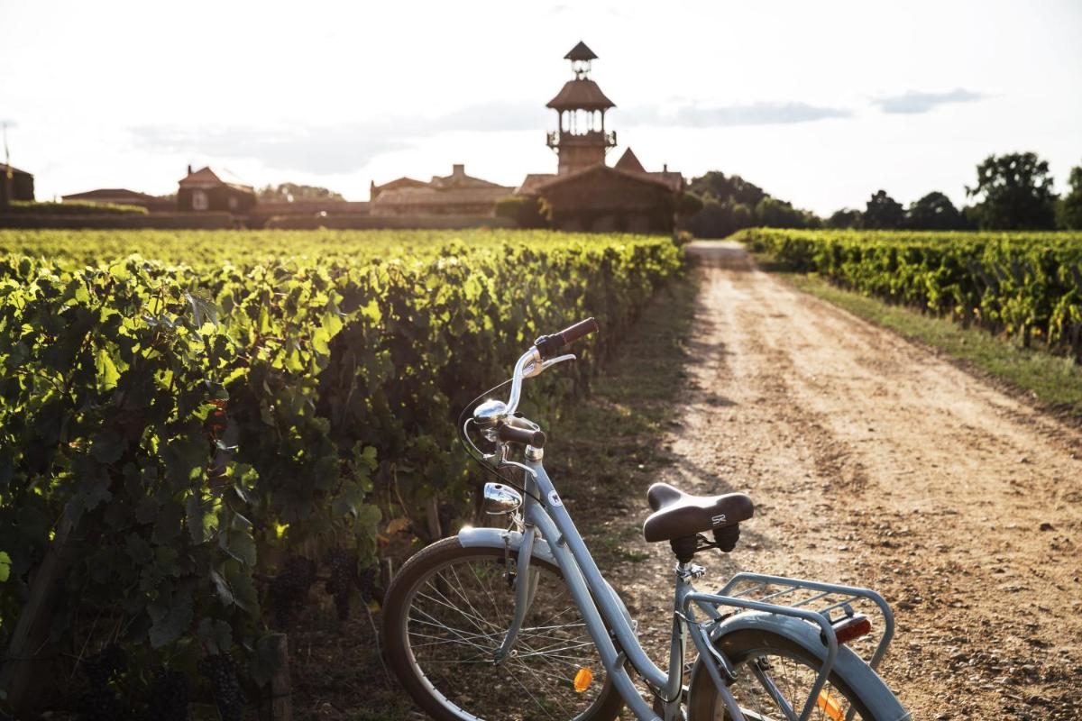 Vélo sur le terrain de l'établissement Les Sources de Caudalie ou dans les environs