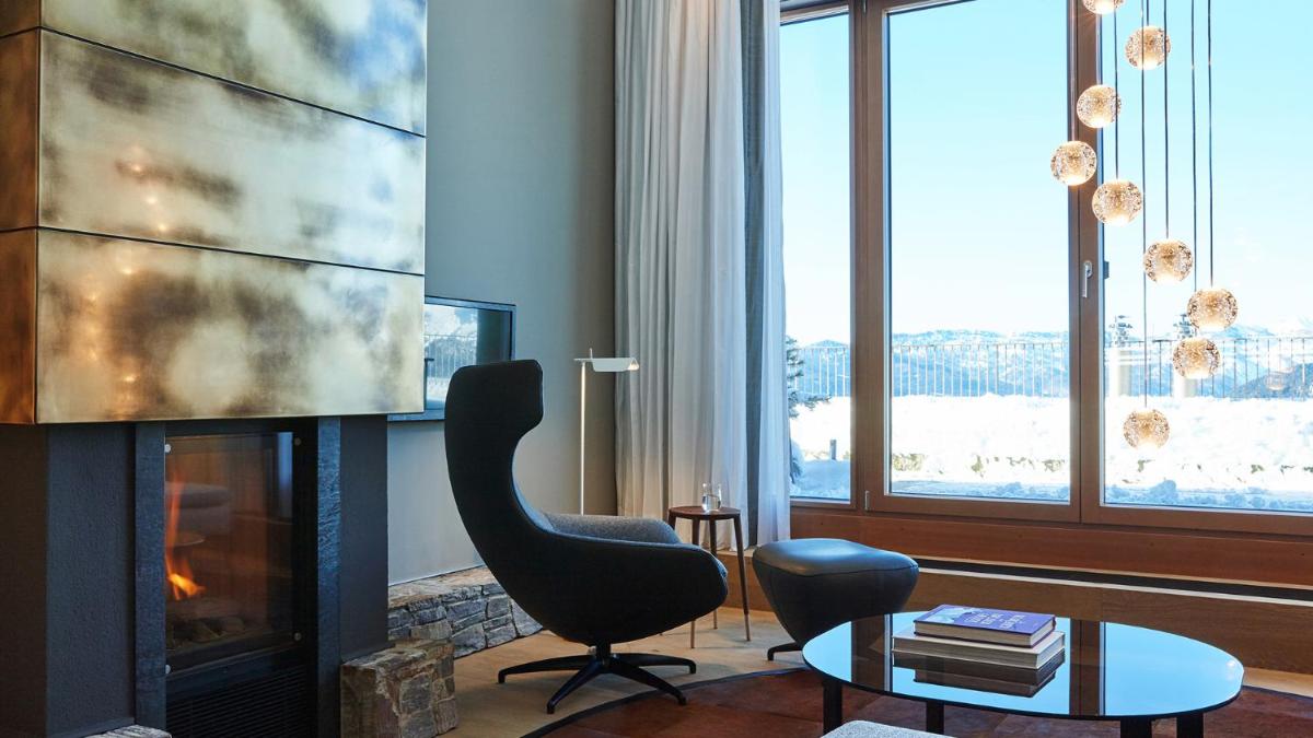 Ein Sitzbereich in der Unterkunft Kempinski Hotel Berchtesgaden