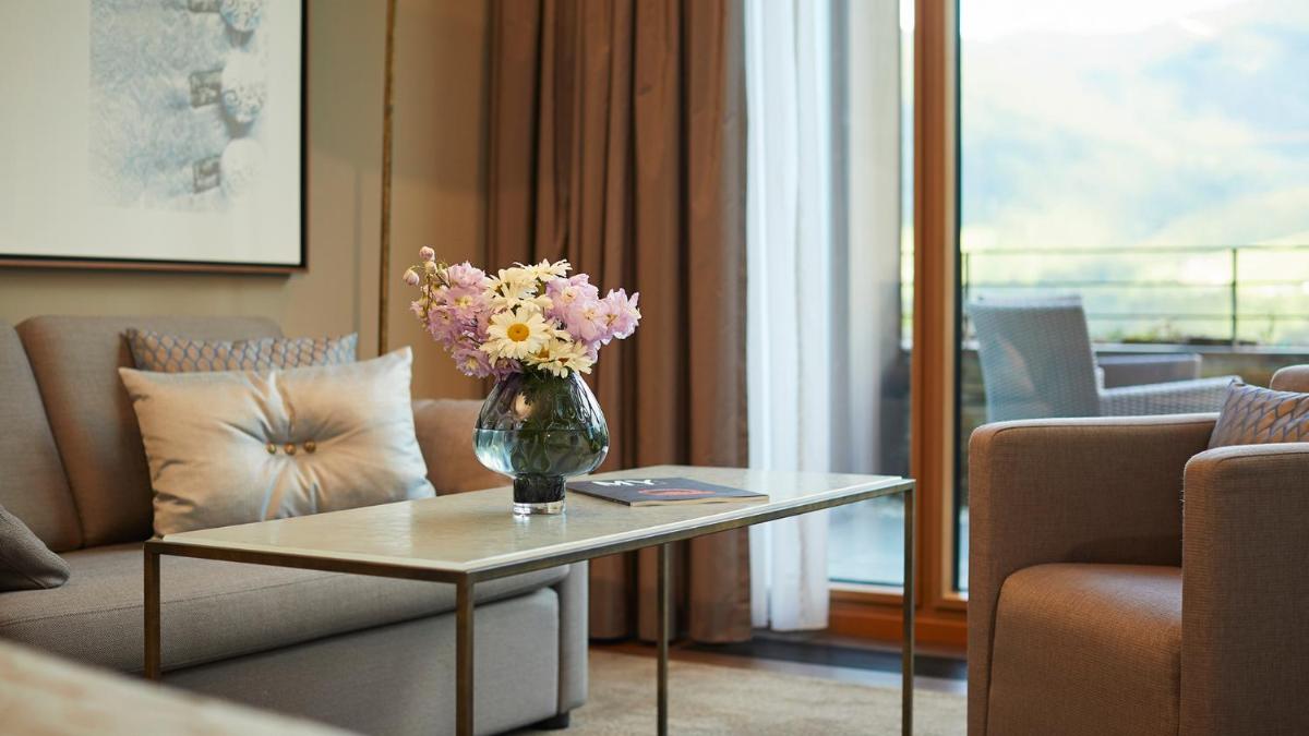 Ein Sitzbereich in der Unterkunft Kempinski Hotel Berchtesgaden