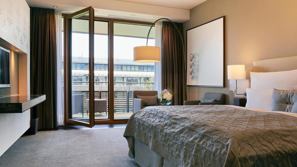 Ein Bett oder Betten in einem Zimmer der Unterkunft Kempinski Hotel Berchtesgaden