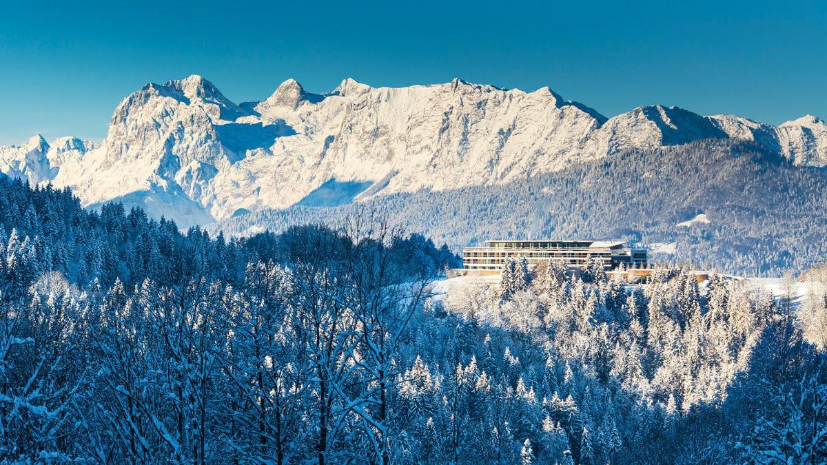 Ein allgemeiner Bergblick oder ein Berglick von des Resorts aus